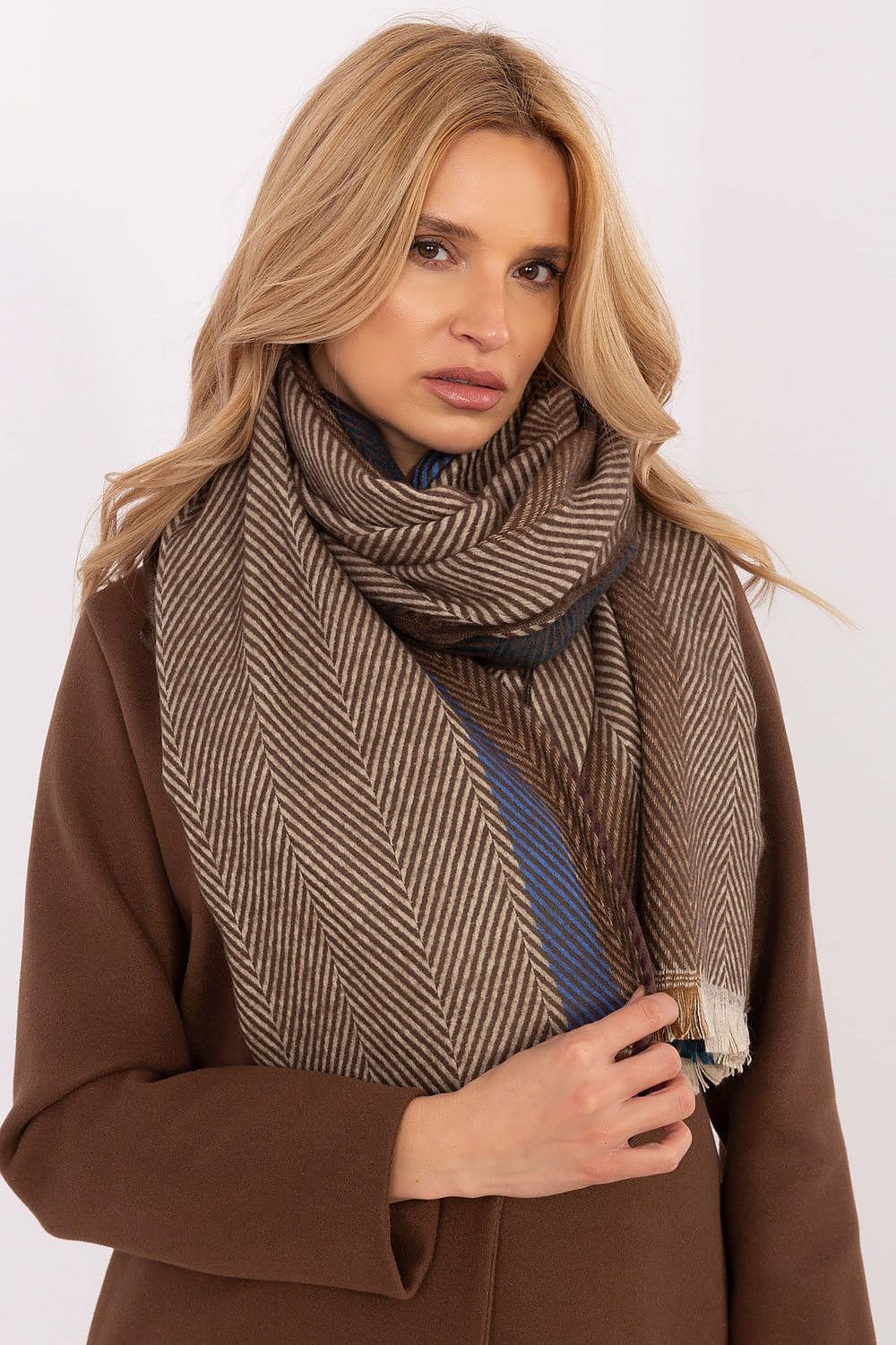 Shawl model 206038 AT