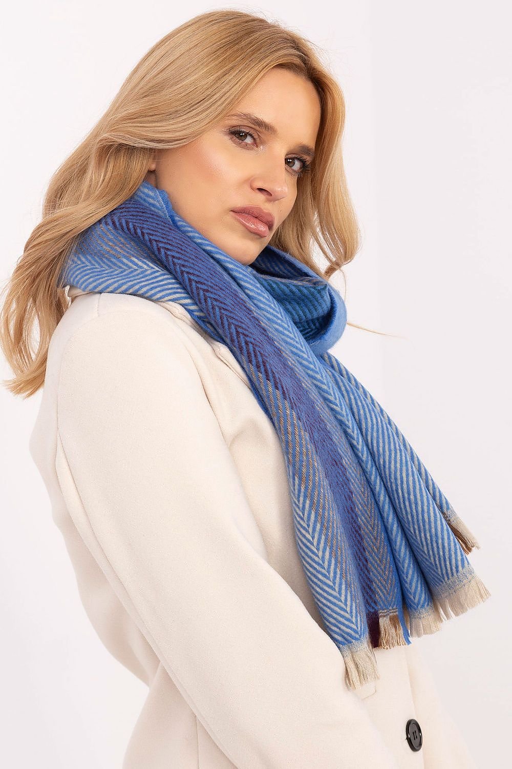 Shawl model 206040 AT